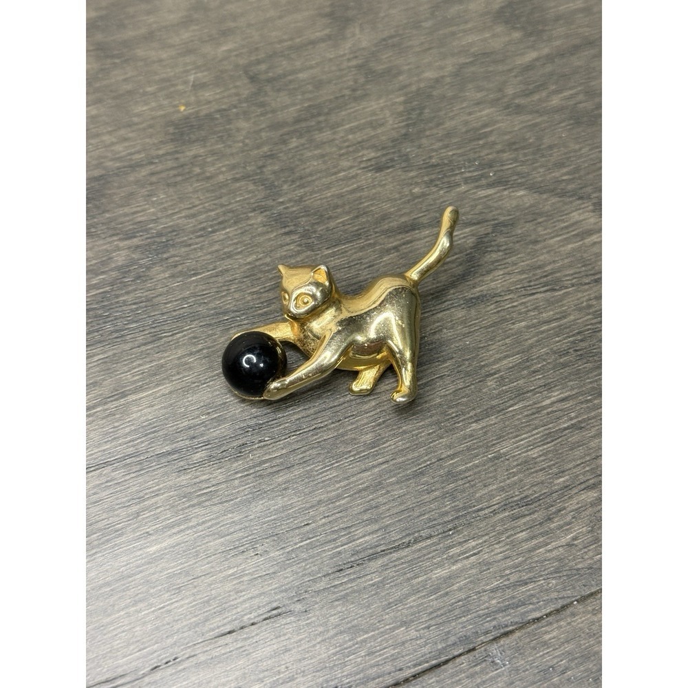 Vintage Gold Tone‎ Cat Kitten Brooch Pin Playing with Black Cabochon Yarn Ball